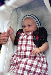 845720 Afbeelding van baby Ewaldus Bos, in klederdracht in een kinderwagen te Spakenburg (gemeente Bunschoten).